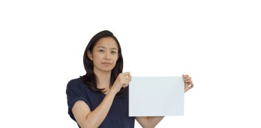 Dost canlısı karışık ırk gelişigüzel Asyalı olgun kadın fotokopi alanı reklamlarıyla jest yapıyor.