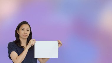 Dost canlısı karışık ırk gelişigüzel Asyalı olgun kadın fotokopi alanı reklamlarıyla jest yapıyor.