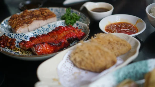 Kanton gamzeli kahvaltı stili bbq bal domuzu, kızarmış deri domuz eti ve bol yağda kızartılmış taro köftesi seti.