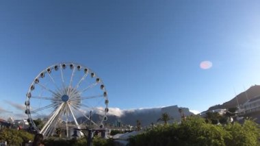 Cape Town, Güney Afrika Viktorya & Alfred rıhtım dönme dolap ve masa manzarası