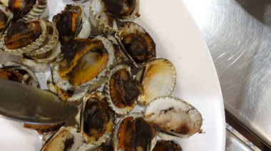 Thai stili kanlı istiridye bbq ızgara üst görünüm