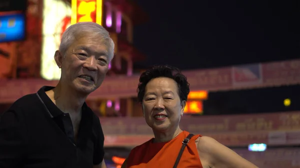 Азиатская Старшая Пара Счастливых Путешествий Бангкоке Китай Ночь Красочный Образ — стоковое фото