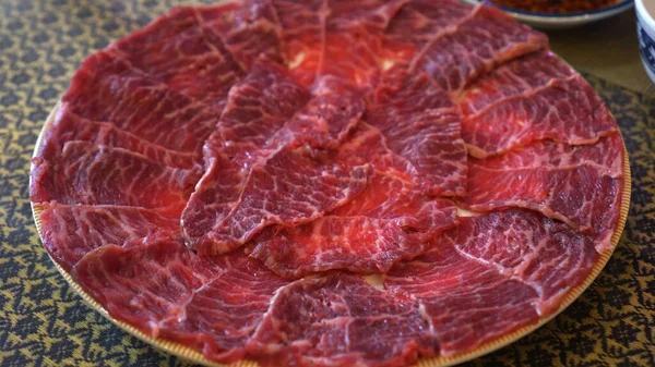 Close Prato Completo Fatiado Carne Vermelha Gorda Carne Estilo Asiático — Fotografia de Stock