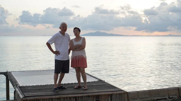 Aziatisch Senior Paar Zitten Bij Zonsopgang Zee Vroeg Ochtend Ontspannen — Stockfoto
