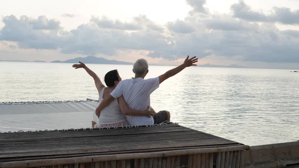 Asiatische Senioren Paar Sitzt Bei Sonnenaufgang Meer Frühen Morgen Entspannt — Stockfoto