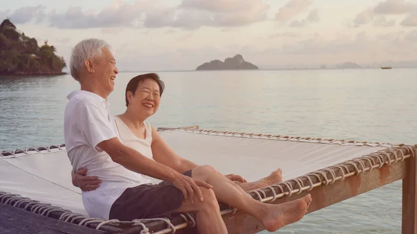 Asiática Senior Pareja Sentado Amanecer Mar Temprano Por Mañana Relajado —  Fotos de Stock