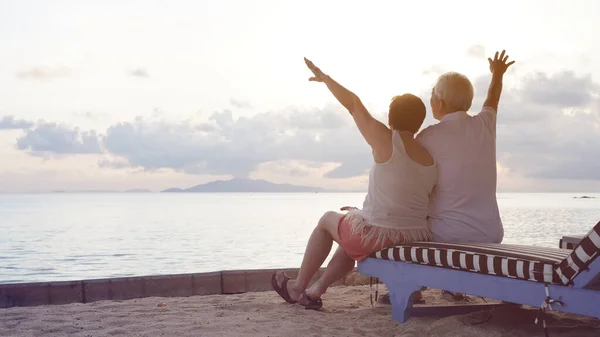 Asian Senior Couple Standing Playing Beach Sunrise Sea Early Morning — Stock Photo, Image