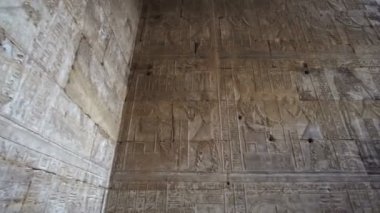 Mısır Edfu horus tapınağı hiyeroglif yüksek duvar tüm tanrı yüzü dini savaştan yok oldu