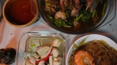 Qingming ya da mezar temizleme günü dolu masa ölmüş atalarımıza yemek sunuyor.