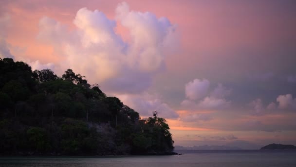 Vista Tropical Del Océano Con Isla Lejana Cielo Crepuscular Rosa — Vídeos de Stock