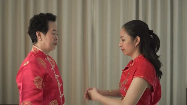 Kinesisk Mor Ger Guld Halsband Till Daugther Nyårstraditionen — Stockvideo