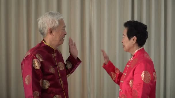 Año Nuevo Chino Pareja Ancianos Traje Rojo Alto Gesto Cinco — Vídeo de stock