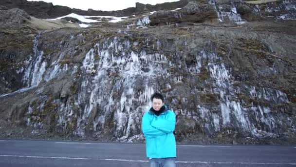 Ekstremalne Warunki Pogodowe Islandii Azjatycki Turysta Spacerujący Zimnie Wietrze — Wideo stockowe