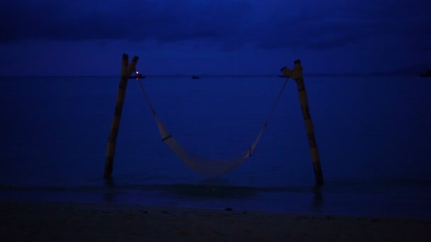 Океанський Гамак Припливі Рівня Моря Відпочиньте Увечері Тропічному Небі Острова — стокове відео