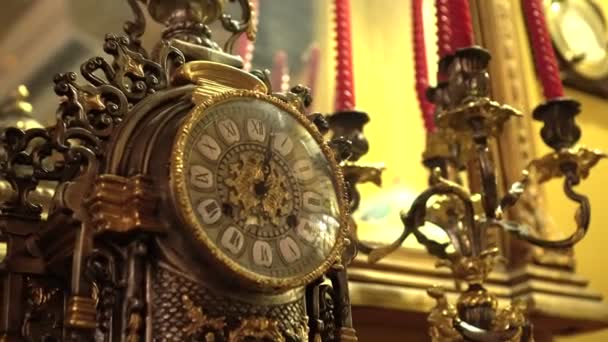 Vintage Antike Goldene Uhr Und Kerzenständer Dekoration Klassischen Stil Haus — Stockvideo