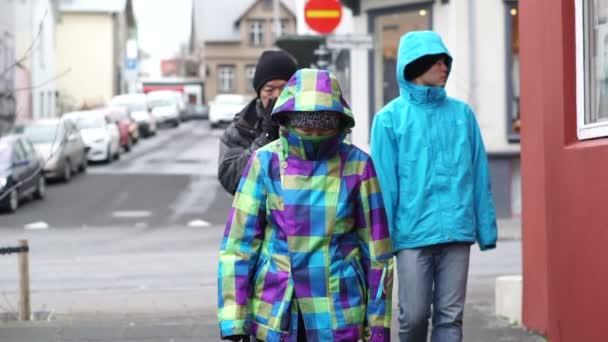 Ázsiai Turista Család Vezető Séta Belvárosban Izland Hideg Időjárás Kabát — Stock videók