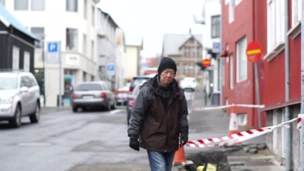 Asiático Toursit Senior Hombre Usando Invierno Chaqueta Caminar Centro Islandia — Vídeos de Stock