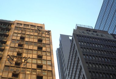 Altın güneş, Hong Kong 'un eski konut binasının güzelliğini yansıtıyor.