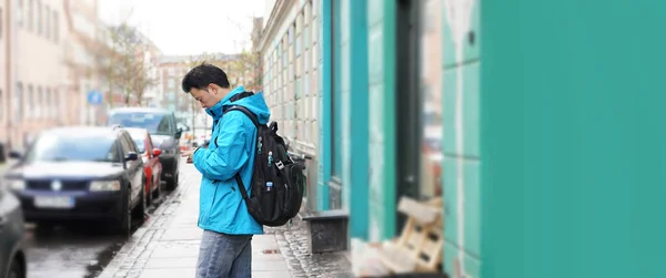 Asiatico Uomo Zaino Viaggio Europa Perso Ricerca Strada Internet Mobile — Foto Stock