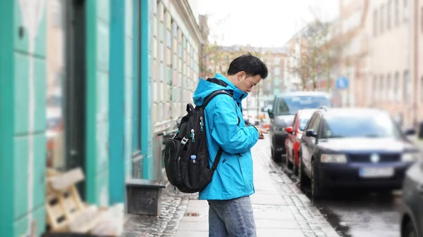 Asiatico Uomo Zaino Viaggio Europa Perso Ricerca Strada Internet Mobile — Foto Stock