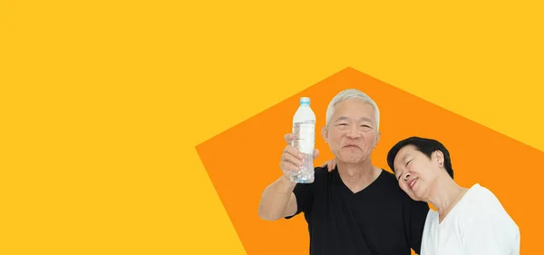 Asiatisches Seniorenpaar Wirbt Für Trinkwasser Hydrat Für Einen Gesunden Lebensstil — Stockfoto