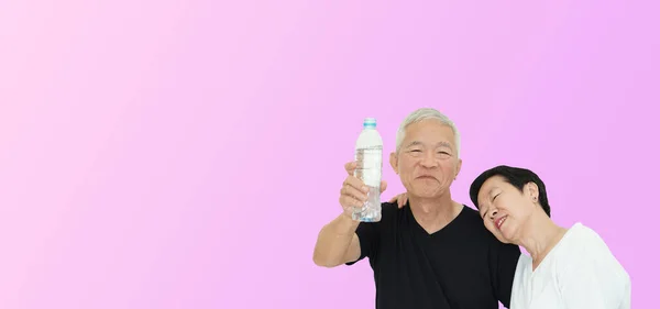 Asyalı Yaşlı Çift Içme Suyunu Teşvik Ediyor Sağlıklı Yaşam Için — Stok fotoğraf