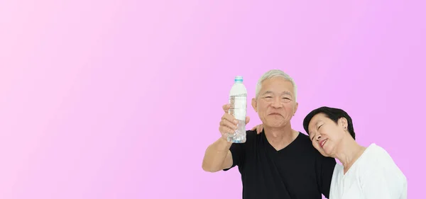 Asiatisches Seniorenpaar Wirbt Für Trinkwasser Hydrat Für Einen Gesunden Lebensstil — Stockfoto