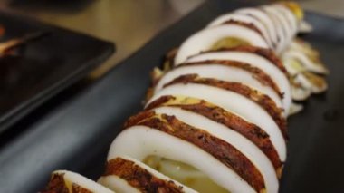 Üst görüntü video eller ızgara mürekkep balığı ve karides yiyor.