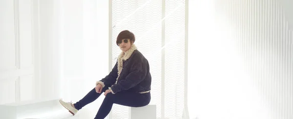 Asiatisch Cool Smart Aussehende Frau Trägt Jacke Und Jeans Schöne — Stockfoto