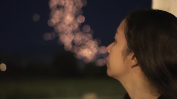 Frau an der Fernsicht von tausend umherschweifenden Laternen in Thailand Nacht loi krathong Festival Himmel — Stockvideo
