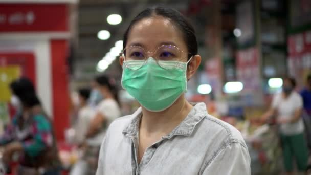 Azji Kobieta Noszenie Maski Kolejki Hipermarkecie Odległość Społeczna — Wideo stockowe