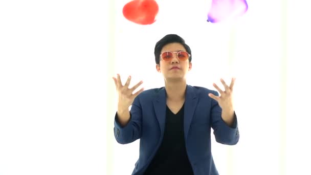 Slowmotion Video Asiático Gay Mujer Jugando Corazón Globos Celebrando Amor — Vídeos de Stock