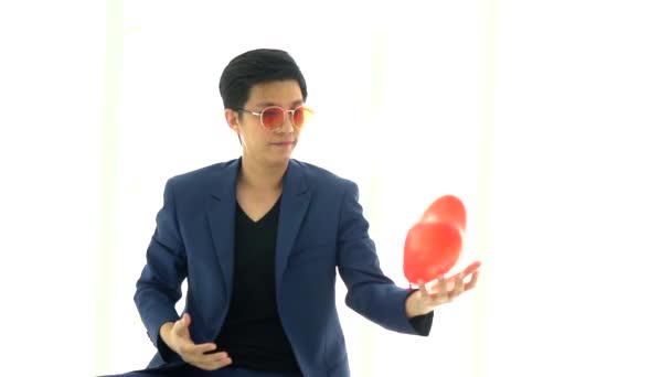 Yavaş Çekim Videosu Asyalı Eşcinsel Bir Kadın Kalp Balonu Buldu — Stok video