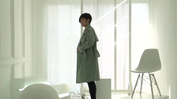 Short Hair Cool Asian Woman Wearing Seasonal Fashion Autumn Winter — Stock Video