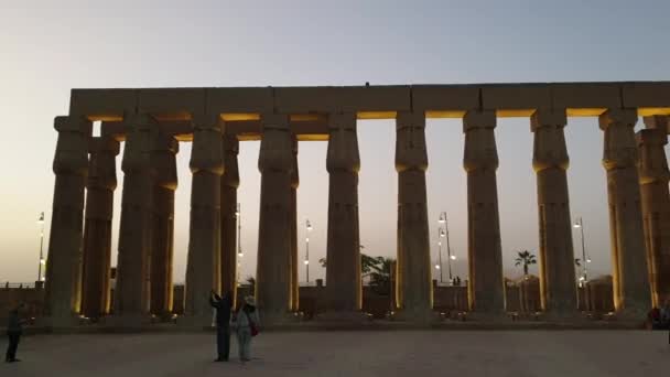 Luxor Ägypten Dez 2019 Tempelsäulen Architektur Und Touristen Abendlicht — Stockvideo