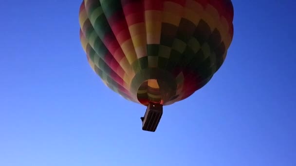 Sıcak Hava Balonu Sabahın Erken Saatlerinde Çekiliyor — Stok video