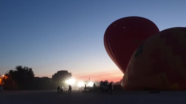 Luxor Ägypten Heißluftballons Vorbereitung Pumpen Hitze — Stockvideo