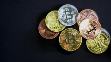 Parlak Bitcoin ışığı, kristal para yatırımının siyah arkaplan video zenginliği üzerinde yansıma yoluyla hareket ediyor