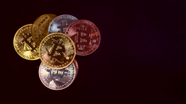 黒の背景に反射光を移動する光沢のあるビットコイン暗号通貨 — ストック動画