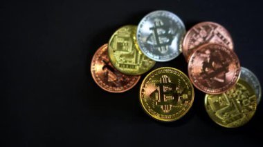 Parlak bitcoin kripto para birimi ve hareket eden ışık yansıtıcısı siyah arkaplan üzerinde