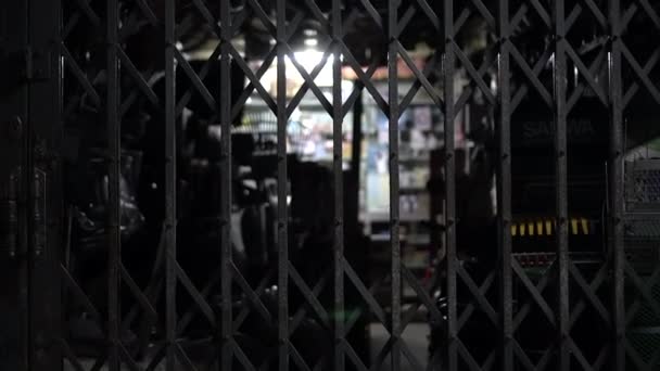 由于Covid 19城市封闭给中小企业业主带来的经济和金融问题而关闭了小商店 — 图库视频影像