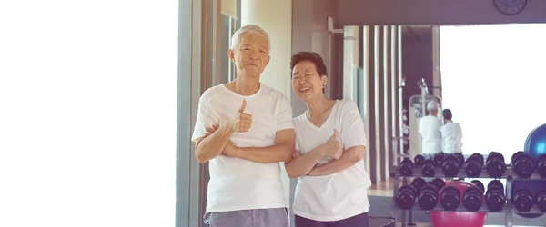 亚洲一对老年夫妇在健身房一起锻炼制定生活方式保健计划 — 图库照片