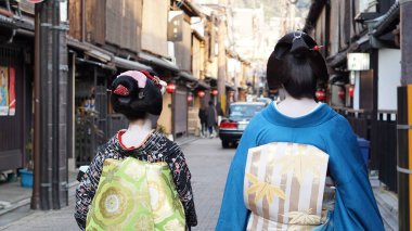 Kyoto, Japon Geyşa Maiko Japon stili bir sokakta yürüyor ve özel bir şairle antrenman yapıyor.