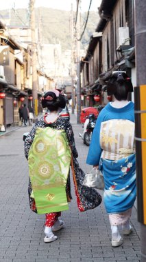 Kyoto, Japon Geyşa Maiko Japon stili bir sokakta yürüyor ve özel bir şairle antrenman yapıyor.