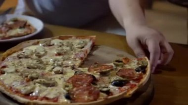 İtalyan ikinci ince pizza tepsisi çeşitli biberli, mantarlı, zeytinli, peynirli ve parmalı jambonlu.