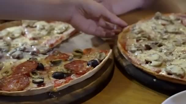 Italienische Zweite Dünne Pizzatablett Serviert Mit Verschiedenen Topping Peperoni Pilz — Stockvideo
