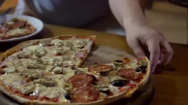 イタリアの2番目の薄いピザトレイは トッピングペパロニキノコのオリーブ4チーズとパルマハムの様々なサービス — ストック動画