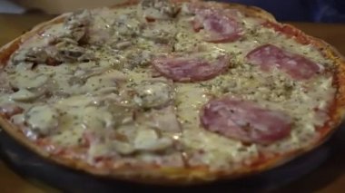 İtalyan ikinci ince pizza tepsisi çeşitli biberli, mantarlı, zeytinli, peynirli ve parmalı jambonlu.