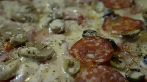 Włoski Cienka Pepperoni Oliwkowa Pizza Pół Szynką Grzybową Krojone Dzielenia — Wideo stockowe