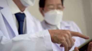 İki mutlu Asyalı bilim araştırmacısı tıbbi çözüm bilgisinden memnun kaldılar ve olumlu duygular beslediler.